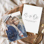 Save The Date Élégant Enregistrer la Date Photo Script moderne<br><div class="desc">Script manuscrit moderne et élégant Portrait Photo verticale Enregistrer la carte Mariage date. La carte d'invitation à la date de sauvegarde comprend une typographie chic et élégante avec un design simple et minimaliste sur un arrière - plan blanc que vous pouvez ajouter votre photo de fiançailles customisé à.</div>