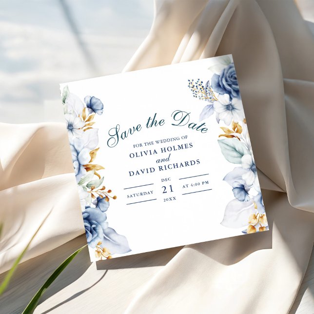 Save The Date Élégant Mariage bleu et or floral (Elegant Blue and Gold Floral Wedding Save The Date on an elegant wedding table)