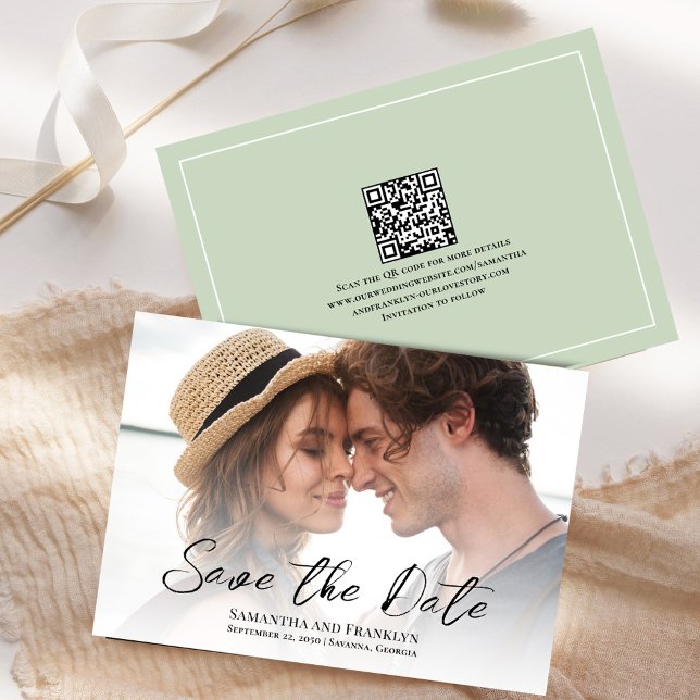 Save The Date Élégant Mariage Photo Simple Vert (Wedding save the date photo card with light green background. )