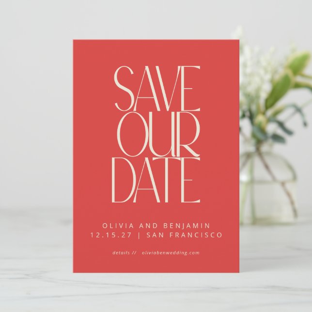 Save The Date Élégant Rouge brillant Mid-Century Typographie mod (Debout devant)