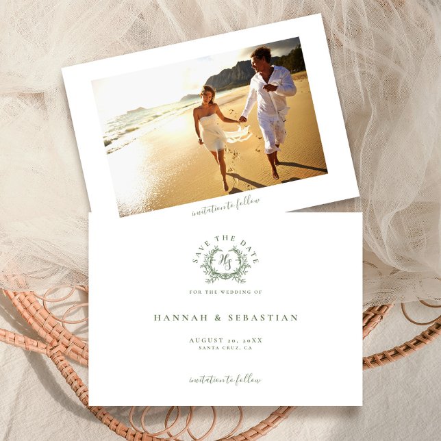 Save The Date Élégant Sage Green Monogram Crest Mariage (Créateur téléchargé)