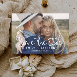Save The Date Élégant simple Enregistrer la photo de date<br><div class="desc">Photo minimaliste moderne et élégant Carré Enregistrer la carte postale Mariage date. La carte d'invitation à la date inclut une typographie de script à la main moderne avec un design chic et simple auquel vous pouvez ajouter votre photo de fiançailles customisé à.</div>