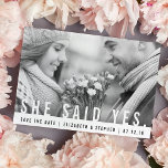 Save The Date Elle A Dit Oui | Photo moderne Enregistrer la date<br><div class="desc">Dites oui à notre moderne enregistrer les cartes de date et annoncer votre grand jour à vos amis et votre famille dans le style chic! Appartement enregistrer les cartes de dates comprennent votre photo fiançailles préférée avec "enregistrer la date" dans la typographie moderne blanche bloc, et vos noms et mariage...</div>