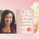 Save The Date Enregistrer la photo blush de la fête de remise de<br><div class="desc">Une photo Enregistrer la carte de date pour une fête de remise de diplômes. Sur le devant : Ajoutez votre propre photo verticale du diplômé. Un or rose, un arrière - plan à l'aspect métallique rougeâtre, décoré d'étoiles. Personnalisez et ajoutez un nom et une date. Le nom et le texte...</div>