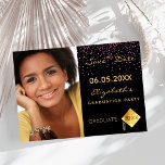 Save The Date Fête de graduation de confetti violet noir<br><div class="desc">Une photo Enregistrer la carte de date pour une fête de remise de diplômes. Sur le devant : Ajoutez votre propre photo verticale du diplômé. Une couleur arrière - plan noire chic et des confettis violets saupoudrent. Modèles pour un nom et une date. Lettres d'or. Le nom et le texte...</div>