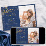 Save The Date Feuille d'or et calligraphie Royal Blue Photo<br><div class="desc">Elegant Gold Leaf et Royal Blue Save the Date avec votre propre photo et la calligraphie ornée à la main. Le modèle est mis en place pour que vous téléchargez une photo du coing et personnalisiez avec votre date de célébration. Le design est composé de feuilles à trait fin et...</div>