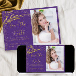 Save The Date Feuille d'or et calligraphie violet photo<br><div class="desc">Elegant Gold Leaf and Purple Save the Date avec votre propre photo et la calligraphie ornée à la main. Le modèle est mis en place pour que vous téléchargez une photo du coing et personnalisiez avec votre date de célébration. Le design est composé de feuilles à trait fin et de...</div>