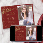 Save The Date Feuille rouge et or avec calligraphie et photo<br><div class="desc">Elegant Gold Leaf et Red Save the Date avec votre propre photo et la calligraphie ornée à la main. Le modèle est mis en place pour que vous téléchargez une photo du coing et personnalisiez avec votre date de célébration. Le design est composé de feuilles à trait fin et de...</div>
