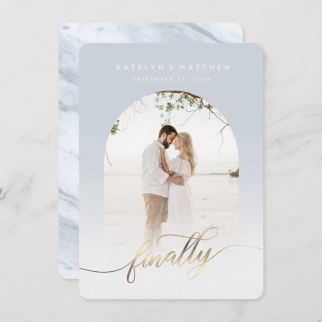 Save The Date Finalement Gold Script Dusty Blue Arched Photo enc (Devant / Derrière)