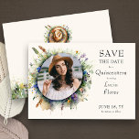 Save The Date Fleur sauvage Cowgirl Rustique Floral Quinceanera<br><div class="desc">Photo Save the Date for Quinceanera (éditable), plein d'élégance rustique et de charme boho occidental. Le design comprend des illustrations aquarelle de casquette cowgirl et des fleurs sauvages de prairie de campagne colorés et muets combinés à une typographie élégante sur une base de crème d'ivoire. Pour la coordination de la...</div>