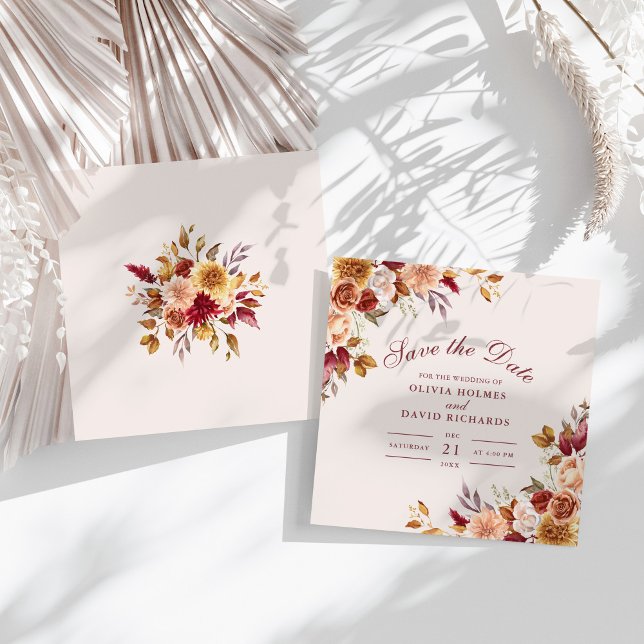 Save The Date Fleurs sauvages modernes en terracotta orange brûl (Modern Burnt Orange Terracotta Wildflowers Wedding Save The Date on a sunny white table.)