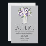 Save The Date Floral Mason Jar Enregistrer la date<br><div class="desc">Elégant Mason Jar Enregistrer la Date Annonce. Une jarre de Mason remplie de fleurs aux couleurs de violets clairs et foncés avec des fleurs sauvages de marguerites blanches. Avec un Arrière - plan gris argent. Si le jeu de couleurs n'est pas ce que vous vouliez, faites-le-moi savoir et je vais...</div>