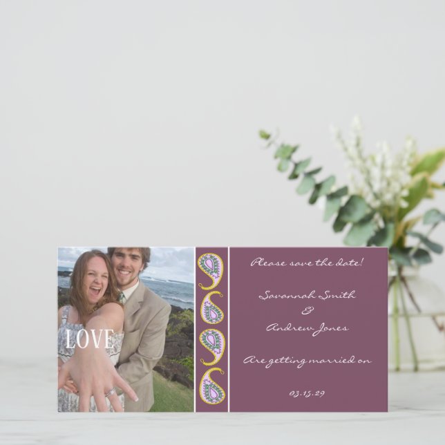 Save The Date Fond violet et jaune à motifs cachemire, Enregistr (Debout devant)