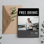 Save The Date Funny Free Dracks Mariage photo<br><div class="desc">Mariage amusant enregistrer les cartes de date dans un design moderne gris et noir avec votre photo design personnalisé qui dit "Boissons gratuites (et nous nous marions)". Ajoutez votre photo, vos noms, la date et l'emplacement du mariage. Customisez la face arrière de la carte avec une deuxième photo. Contactez-moi par...</div>