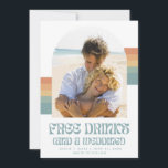 Save The Date Funny Retro Sunset Beach Mariage<br><div class="desc">Funny retro inspiré style de police des années 70, sauver les dates pour le couple qui ne peut pas attendre de fêter avec leur famille et leurs amis. Design typographique qui dit : Boissons gratuites et un mariage est sûr d'apporter un sourire au visage de votre famille et de vos...</div>