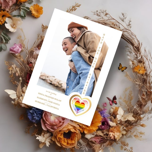 Save The Date Gold Effet Fierté Rainbow Heart Lesbian Gay Photo (Golden Effect Pride Rainbow Heart Lesbian Gay Photo Save the Date with Envelope.)