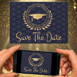 Save The Date Graduation Enregistrer La Date Or Casquette Art Dé<br><div class="desc">J'aime concevoir des oeuvres d'art pour les diplômes. C'est un style art déco merveilleux et unique avec l'élégant or classique, noir et bleu couleurs. Enregistrez la carte d'annonce Date. Texte de style moderne. Ajoutez votre propre message au verso des cartes donnant des détails à votre famille et vos amis pour...</div>