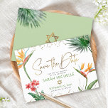 Save The Date Green Gold Tropical Bat mitzvah Floral Palm Modern<br><div class="desc">Assurez-vous que tous vos amis et parents pourront célébrer le Bat mitzvah de votre fille! Envoyez cette carte de faire-part chic et personnalisée "Save the Date". Des oiseaux d'aquarelle tropicaux, colorés et étonnants, des fleurs de paradis, un faux script manuscrit en or, l'étoile de David et des points de parties...</div>