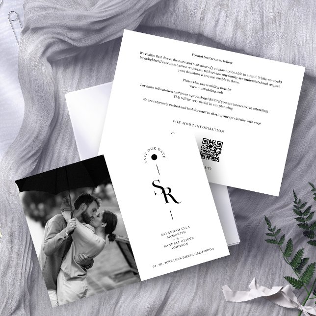 Save The Date Initiales de mariage noires et blanches délicates  (Delicate Exquisite Black & White Wedding Initials Photo Save the Date Card with Envelope.)