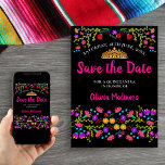 Save The Date Jolie festa mexicaine Floral or Tiara noir rose<br><div class="desc">Enregistrez la carte d'annonce de date que vous pouvez customiser pour convenir à toute occasion. Le design floral regorge de jolies fleurs mexicaines de Fiesta à l'avant, avec une typographie douce en rose et un arrière - plan noir. Le modèle est mis en place pour que vous personnalisiez la carte...</div>