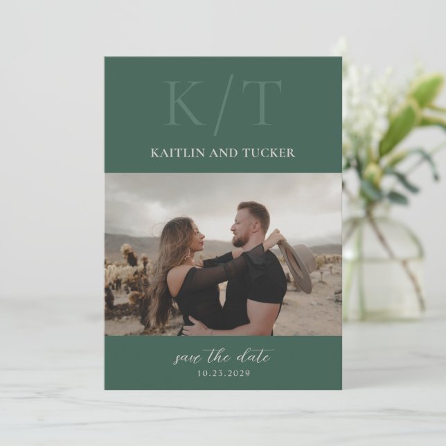 Save The Date Kaitin Hunter Green Bold Monogram Mariage élégant (Debout devant)