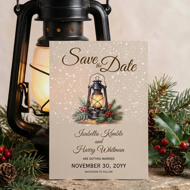 Save The Date Lanterne d'hiver Rustique Photo enneigée (Save the Date with engagement photo, snowy backdrop and warm winter lantern by Darling & May)