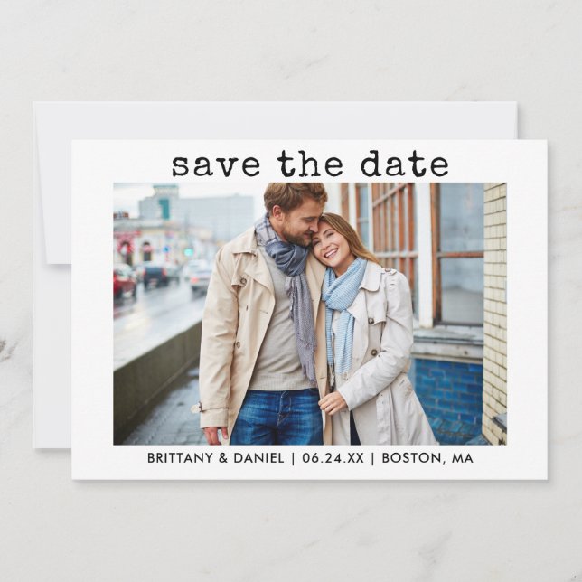 Save The Date Machine à écrire moderne à la mode Texte Couple Ph (Devant)