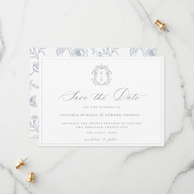 Save The Date Mariage de monogramme de crête bleu poussiéreux (Devant/Arrière en situation)