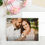 Save The Date Mariage de photo blanc de type intemporel<br><div class="desc">Annoncez votre mariage dans le style avec ces intemporels enregistrer les cartes d'annonce de date qui présentent votre photo fiançailles paysage avec un design serif en relief. Inclut une formulation simple sur le devant qui peut être personnalisée avec tous les détails importants, y compris un site Web mariage. Notez que...</div>
