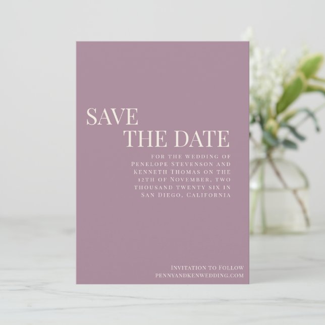 Save The Date Mariage de typographie violet poussiéreux élégant  (Debout devant)