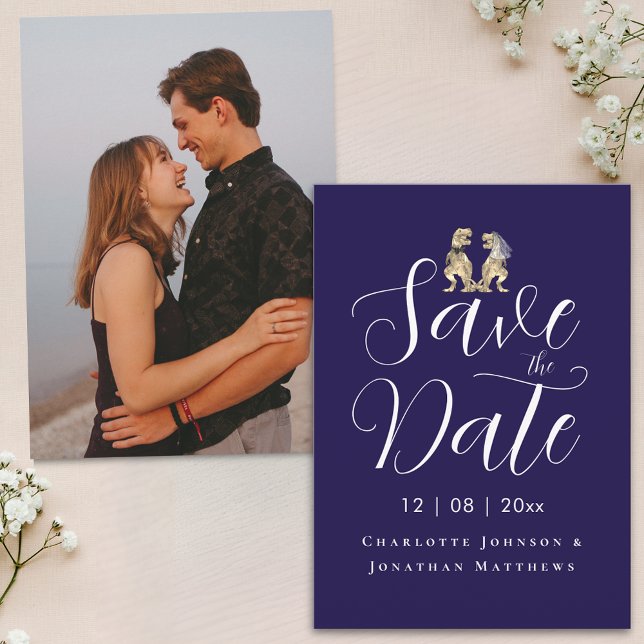 Save The Date Mariage Drôle de Dinosaure Photo Moderne (Modern photo dinosaur theme wedding save the date elegant script navy blue and white invitation)