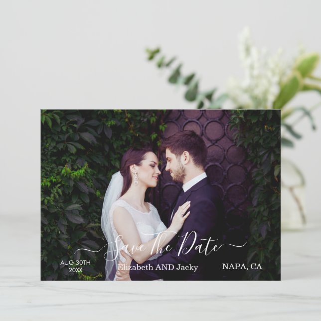 Save The Date Mariage Élégant Classique Calligraphie Noir et Bla (Debout devant)