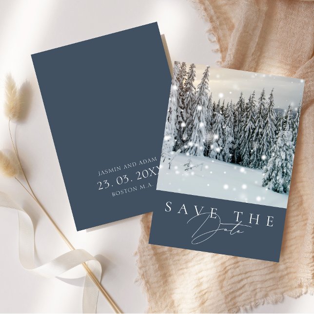 Save The Date Mariage Élégant en Forêt enneigée de Conte de Fées (Winter Wonderland Woodland Snow Script Wedding Save The Date Card)