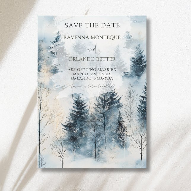 Save The Date Mariage en forêt de pins enneigée sous le brouilla (Créateur téléchargé)