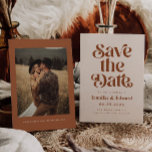 Save The Date Mariage en terre cuite rétro<br><div class="desc">Rétro et élégant enregistrer la carte de date avec la police boho qui dit "enregistrer la date" en couleur terre cuite. Vous pouvez ajouter une photo au dos.</div>