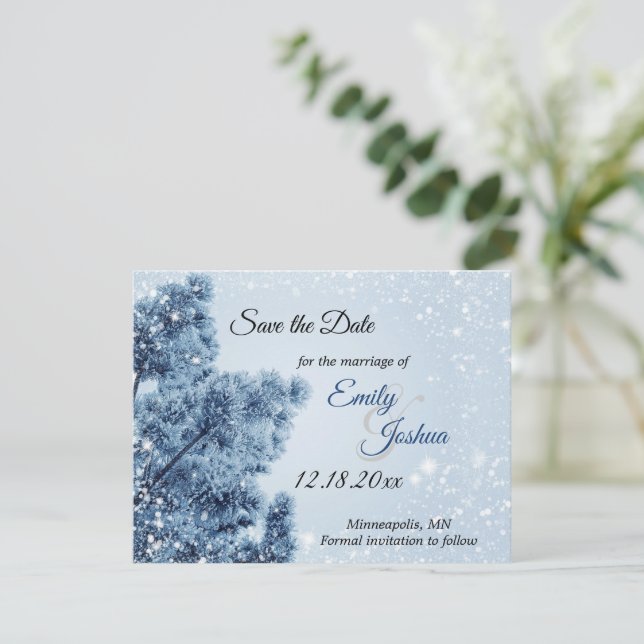 Save The Date Mariage hivernal enneigé aux pins de la forêt ench (Debout devant)