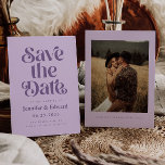 Save The Date Mariage Lavender rétro<br><div class="desc">Rétro et élégant enregistrer la carte de date avec la police boho qui dit "enregistrer la date" en couleur lavande. Vous pouvez ajouter une photo au dos.</div>