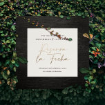 Save The Date Mariage moderne Reserva la Fecha crème or<br><div class="desc">Typographie moderne classe audacieuse carte mariage Reserva la Fecha. Avec une typographie moderne et élégante et un design de fond rayé. Les couleurs peuvent être customisées. Texte élégant et moderne de script d'effet or.</div>