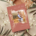 Save The Date Mariage photo en laiton de la Pampas de Bohême<br><div class="desc">Mariage de Bohême terre et libre-esprit enregistrer la date présente votre photo et détails mariages dans une belle terre cuite avec pampas herbe et fleurs design. Il y a une sauvagerie et une liberté décontractée au coeur de tout ce qui est bohème et cela sauve la date donnera le ton...</div>