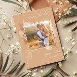 Save The Date Mariage photo en laiton de la Pampas de Bohême<br><div class="desc">Mariage de Bohême terre et libre-esprit enregistrer la date présente votre photo et détails mariages dans une belle couleur de blé avec l'herbe de pampas et fleurs design. Il y a une sauvagerie et une liberté décontractée au coeur de tout ce qui est bohème et cela sauve la date donnera...</div>