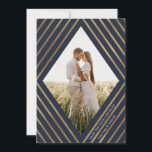 Save The Date Mariage photo Gold Stripes Diamond Frame<br><div class="desc">Ces belles invitations Save the Date de mariage présentent des bandes de papier d'aluminium fantaisie, créant un cadre géométrique en forme de diamant autour de votre photo. La couleur arrière - plan est bleu marine foncé. Un modèle texte est inclus au verso pour plus de personnalisation - assurez-vous de le...</div>