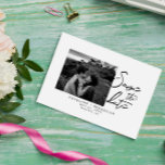 Save The Date Mariage photo minimaliste noir et blanc<br><div class="desc">Un mariage photo en noir et blanc très élégant et simple sauve la date. Ce qui comporte un minimum de noir et blanc enregistrer la typographie de la brosse de date. Avec fiançailles personnalisable ou juste marié décontracté et photo de la mariée. Attrapez ce mariage élégant, sauvez la date et...</div>