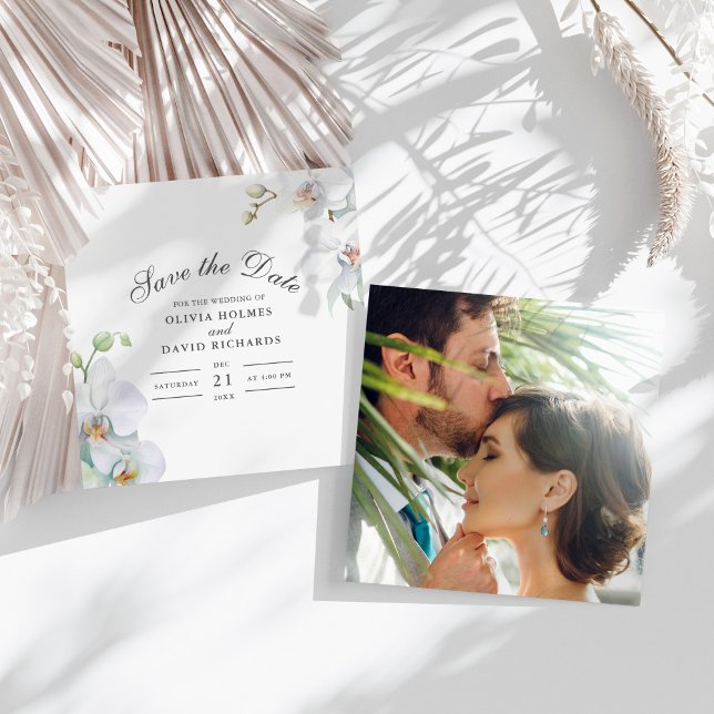 Save The Date Mariage photo orchidée blanche Enregistrer la cart (White Orchid Photo Wedding Save the Date Card on a sunny white table with white dry flowers.)