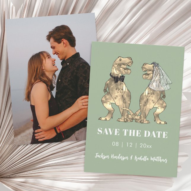 Save The Date Mariage Photo Thème Dinosaure Vert Sauge (Funny dinosaur bride and groom sage green photo wedding save the date)
