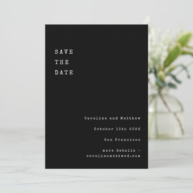 Save The Date Mariage Police de Machine à Écrire Rétro Noir Mini (Debout devant)