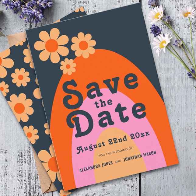Save The Date Mariage rétro moderne Daisy des années 70 (Modern retro daisy arch wedding save the date with groovy 70s vintage typography )