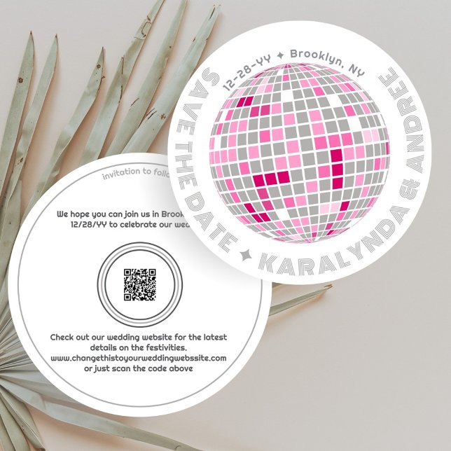 Save The Date Mariage rond Retro Disco Ball rose et gris (Fun round disco wedding save the date with a disco ball with pink accents and silvery gray text)