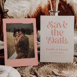Save The Date Mariage rose rétro<br><div class="desc">Rétro et élégant enregistrer la carte de date avec la police boho qui dit "enregistrer la date" en couleur rose sur un arrière - plan blanc. Vous pouvez ajouter une photo au dos.</div>
