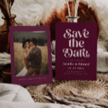 Save The Date Mariage rouge cranberry rétro<br><div class="desc">Rétro et élégant enregistrer la carte de date avec la police boho qui dit "enregistrer la date" en couleur rouge canneberge. Vous pouvez ajouter une photo au dos.</div>