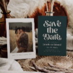 Save The Date Mariage vert rétro<br><div class="desc">Rétro et élégant enregistrer la carte de date avec la police boho qui dit "enregistrer la date" en couleur verte. Vous pouvez ajouter une photo au dos.</div>
